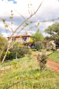 a house in the middle of a field at Domaine de Montbarri in La Tour-sur-Orb