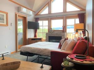 um quarto com uma cama, um sofá e uma lareira em Stunning 2BR w Pool, Hot Tub Walk to everything! em Whistler