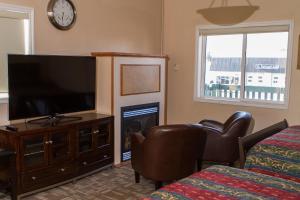 
A television and/or entertainment centre at Woodland Motor inn
