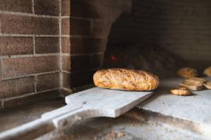 een brood zit op een snijplank bij LaCorte di Ninetta. in Ostuni