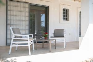2 stoelen en een salontafel op een patio bij LaCorte di Ninetta. in Ostuni