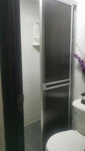 a bathroom with a toilet and a glass shower at WALOJO¡ Acogedor Apartamento, Excelente ubicación in Neiva