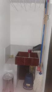een kleine kamer met een wastafel en een bezem bij WALOJO¡ Acogedor Apartamento, Excelente ubicación in Neiva