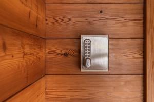 una puerta con mando a distancia en una pared de madera en Gemütliches Ferienhaus im Defereggental, 