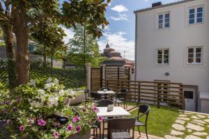 A garden outside Nova Compostela Apartments