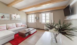 A television and/or entertainment centre at Nova Compostela Apartments