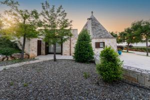 A garden outside Trulli Ericla Luxury