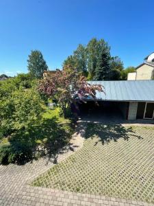 ein Haus mit einem Metalldach auf einem Hof in der Unterkunft Hilda Villa in Viljandi