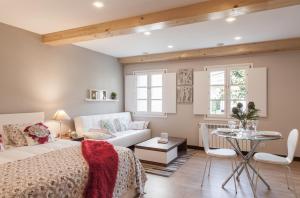 A bed or beds in a room at Nova Compostela Apartments
