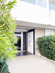 un bâtiment avec une porte avec son numéro dans l'établissement Maribel Apartamento Moderno, à Marbella
