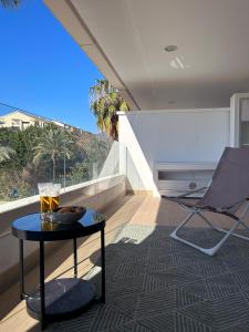 Cette chambre dispose d'un balcon avec une table et une chaise. dans l'établissement Maribel Apartamento Moderno, à Marbella