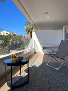 a room with a table and a chair on a balcony at Maribel Apartamento Moderno in Marbella