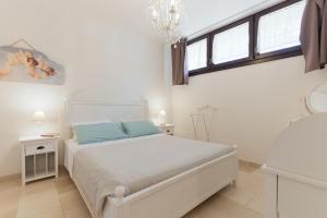 A bed or beds in a room at Trulli Ericla Luxury
