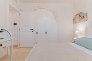 A bed or beds in a room at Trulli Ericla Luxury