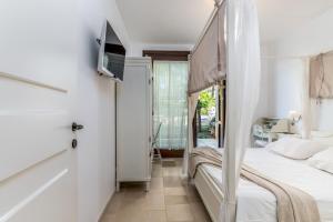 A bed or beds in a room at Trulli Ericla Luxury