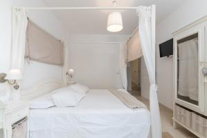 A bed or beds in a room at Trulli Ericla Luxury