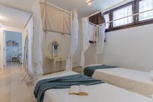 A bed or beds in a room at Trulli Ericla Luxury