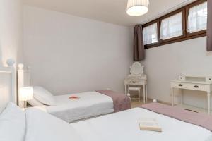 A bed or beds in a room at Trulli Ericla Luxury