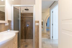 A bathroom at Trulli Ericla Luxury
