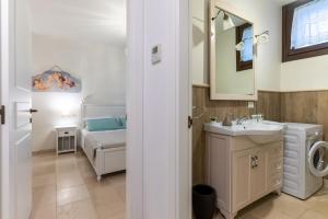 A bed or beds in a room at Trulli Ericla Luxury