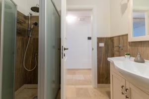 A bathroom at Trulli Ericla Luxury