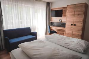 A bed or beds in a room at Raffelsteiner Hof