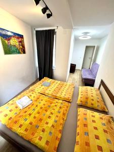 Ένα ή περισσότερα κρεβάτια σε δωμάτιο στο Wohnung am Grazer Hauptplatz