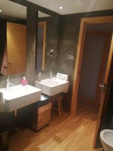 Kúpeľňa v ubytovaní Apartamento en 1ª linea de mar con excepcionales vistas a la bahia en Sant Antoni de Calonge + 17 fotografií