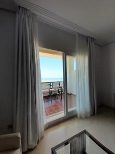 Zimmer mit einem großen Fenster und Meerblick in der Unterkunft PRINCESS BEACH Boutique 02 in Manilva