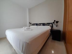 1 cama blanca grande en una habitación blanca en PRINCESS BEACH Boutique 02 en Manilva