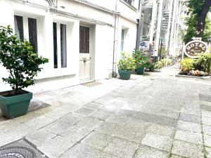 een straat met potplanten en een gebouw bij Suite Adèle Passy in Parijs