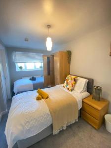 um quarto com 2 camas individuais e uma janela em Studio Apartment in Dartford, 5mins to Stn & High Str. em Kent