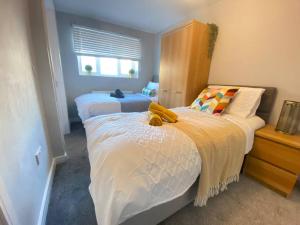 1 dormitorio con 2 camas y ventana en Studio Apartment in Dartford, 5mins to Stn & High Str. en Kent