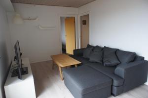 uma sala de estar com um sofá e uma mesa em Vesterhavsgade 47. door 25 (id. 076) em Esbjerg