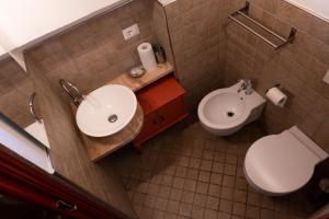 a small bathroom with a sink and a toilet at Case vacanze Santamargherita in Castiglione della Pescaia