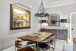 uma sala de jantar com mesa e cadeiras em The Field House home em Havelock