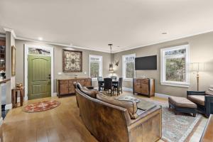 TV a/nebo společenská místnost v ubytování The Marsh House home