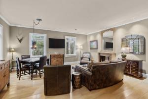 TV a/nebo společenská místnost v ubytování The Marsh House home