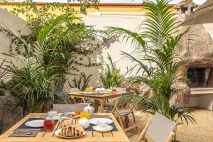 an outdoor patio with a table and chairs and plants at Boutique Marconi in Quartu SantʼElena