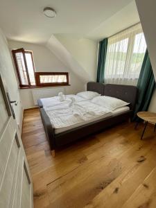 um quarto com uma cama grande num quarto em Ski eden em Mýto pod Ďumbierom