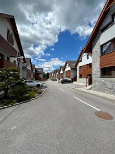 uma rua vazia com uma fila de casas em Ski eden em Mýto pod Ďumbierom
