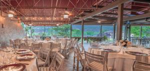 uma sala de jantar com mesas, cadeiras e mesa em Poco Diablo Resort em Sedona