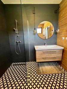 ein Bad mit einem Waschbecken und einem Spiegel in der Unterkunft Ski eden in Mýto pod Ďumbierom