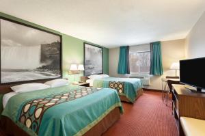 Postel nebo postele na pokoji v ubytování Super 8 by Wyndham Niagara Falls + 29 fotografií