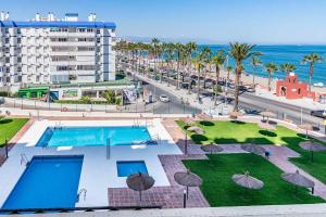 Bazén v ubytování Loft in Front of the Sea Benalmadena nebo v jeho okolí