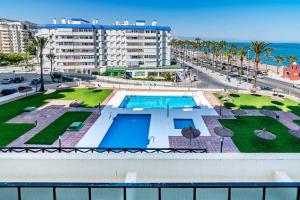 Bazén v ubytování Loft in Front of the Sea Benalmadena nebo v jeho okolí
