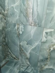 un montón de icebergs en una pared de cristal en Diamond Rezidente III en Timisoara