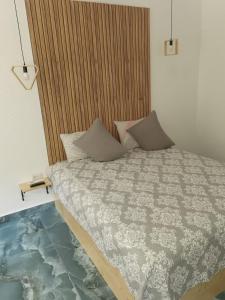 1 dormitorio con 1 cama grande y cabecero de madera en Diamond Rezidente III en Timisoara