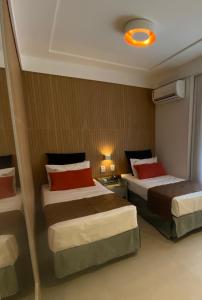 duas camas num quarto de hotel com em Bianca Praia Hotel em Recife