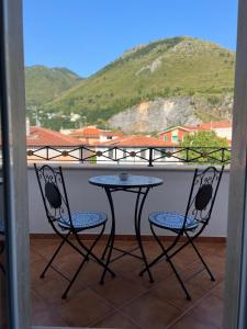 d'une table et de deux chaises sur un balcon avec vue. dans l'établissement TEA Luxury - Praia a Mare, à Praia a Mare